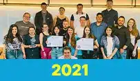 Equipe reunida em escritório moderno, destacando o ano de 2021.
