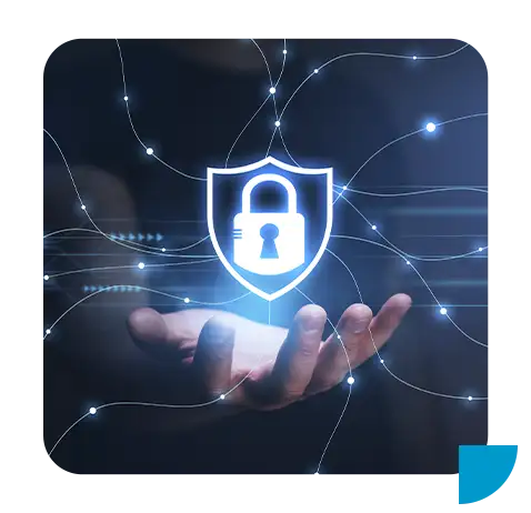 Mão segurando um escudo de segurança digital, representando as soluções completas de conectividade M2M da Datatem.