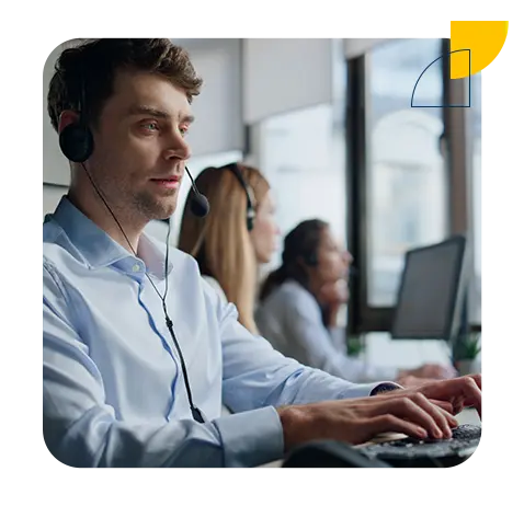 Consultor Datatem, especialista em conectividade M2M/IoT, usando fone de ouvido em atendimento, em um ambiente de escritório